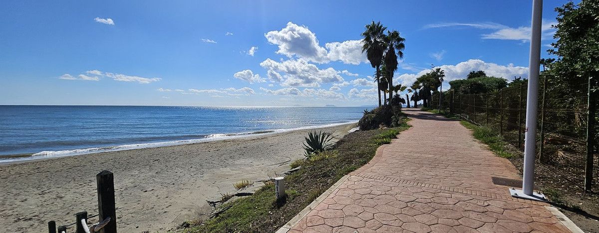 Vista exterior de Pis en venda en Estepona amb Piscina