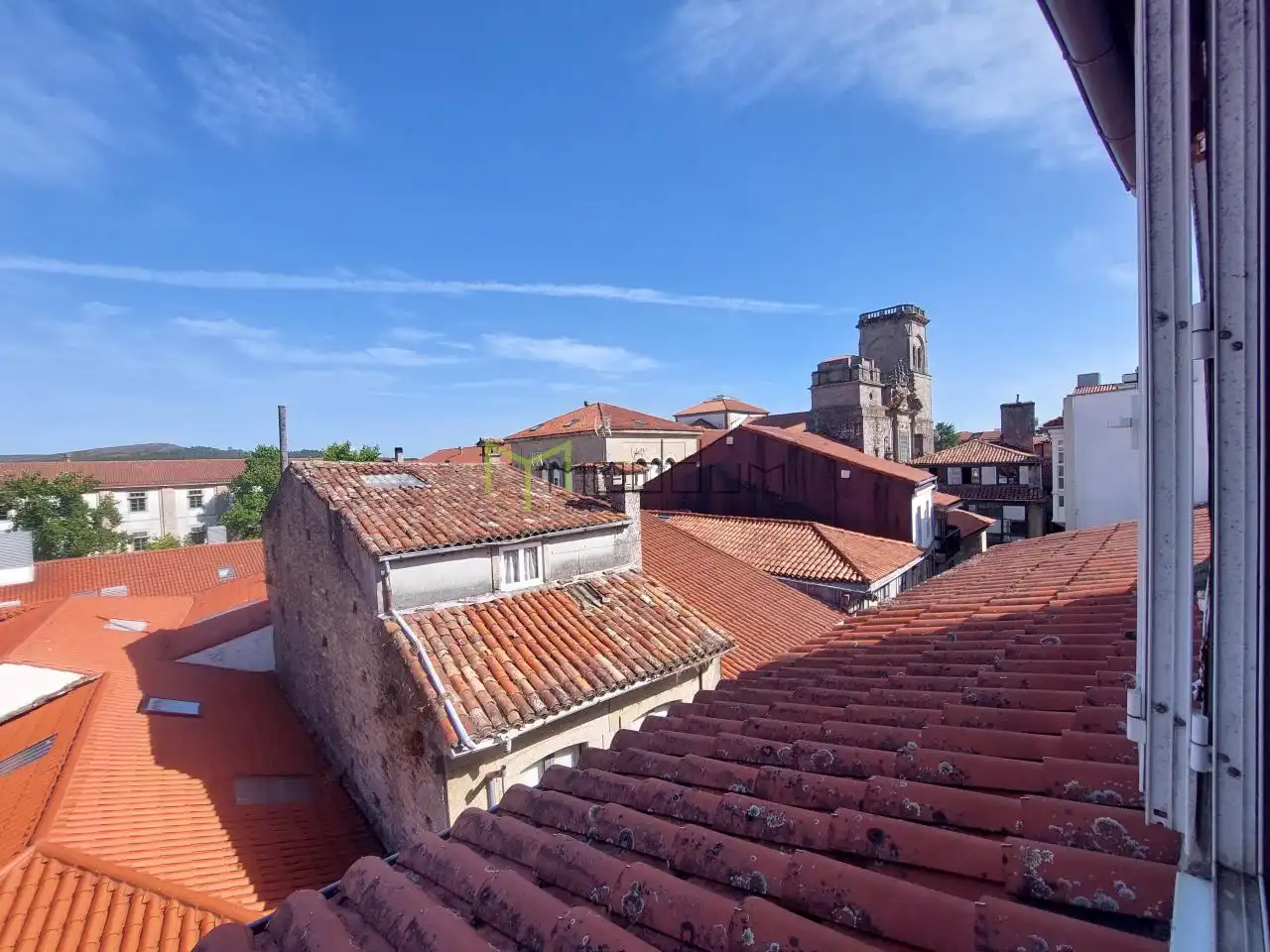 Vista exterior de Casa o xalet en venda en Santiago de Compostela  amb Calefacció i Jardí privat