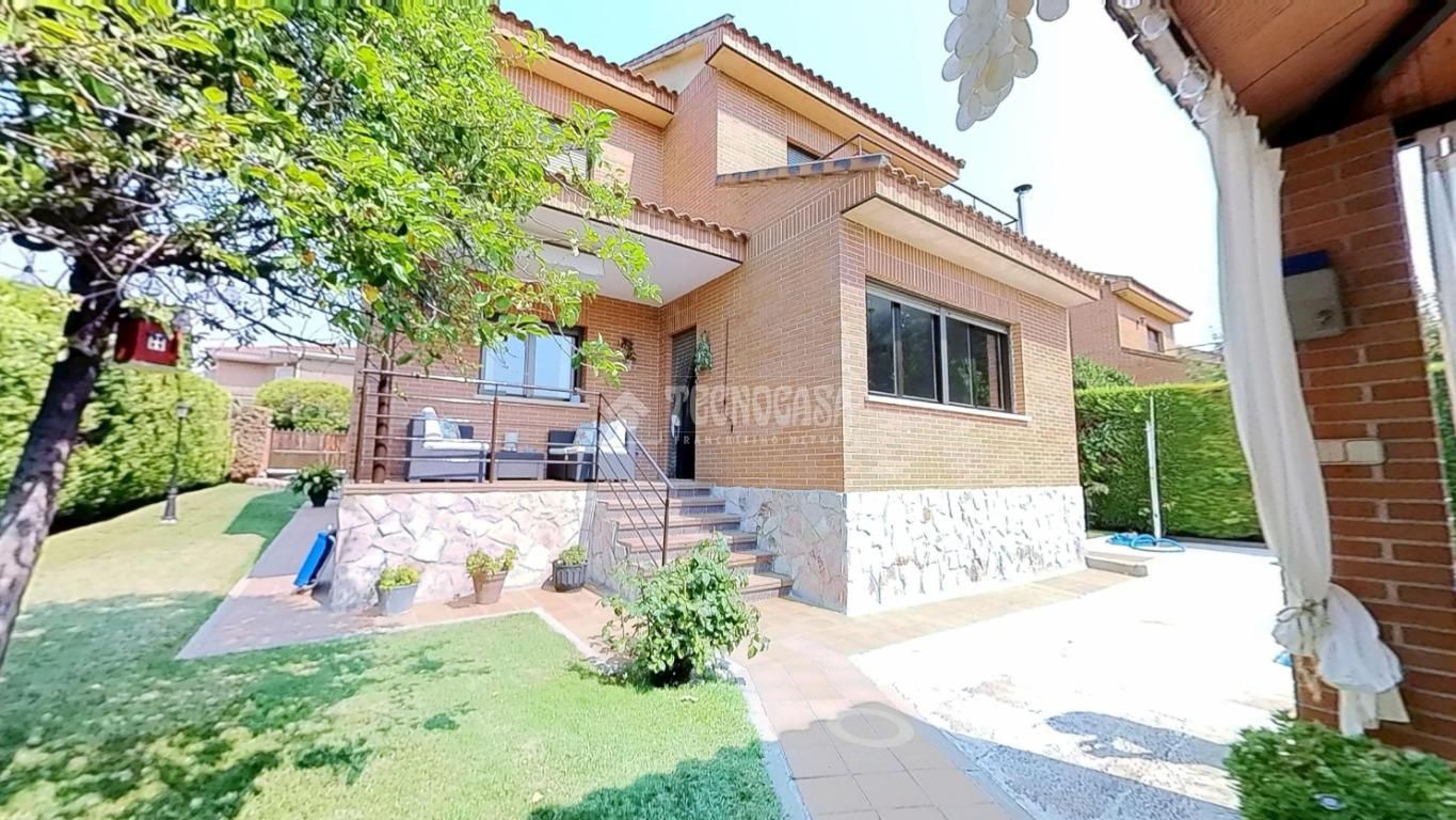 Vista exterior de Casa o xalet en venda en Villalbilla amb Jardí privat, Terrassa i Piscina