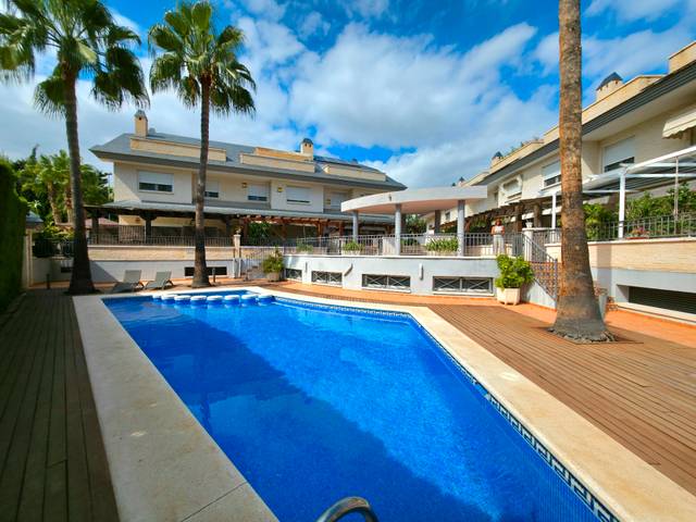 Casa adosada en Venta en Avenida Pintor Pérez Gil, 33 en Alicante Golf