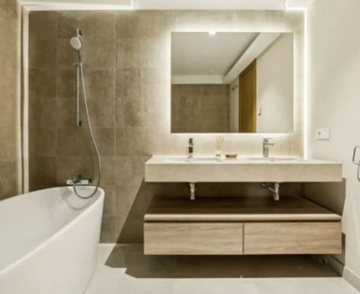 Badezimmer von Einfamilien-Reihenhaus zum Verkauf in Benahavís mit Klimaanlage, Privatgarten und Terrasse