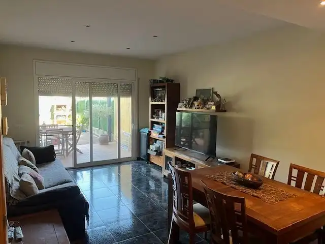 Sala de estar de Casa adosada en venta en Llagostera con Aire acondicionado, Calefacción y Jardín privado