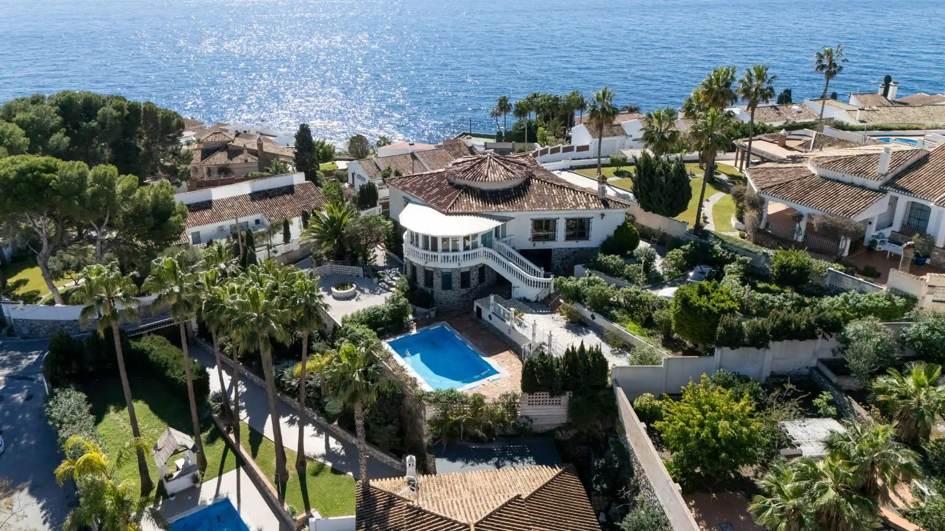 Vista exterior de Casa o xalet en venda en Almuñécar amb Aire condicionat, Jardí privat i Terrassa