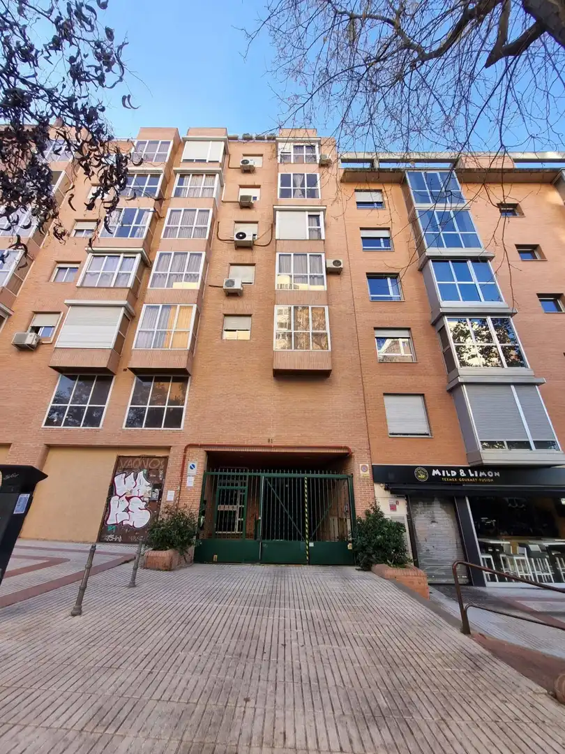 Exterior view of Garage for sale in Madrid