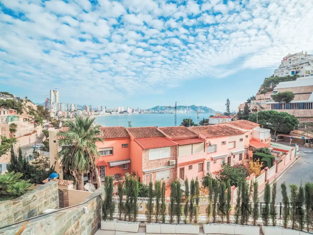 Vista exterior de Dúplex en venta en Benidorm con Aire acondicionado y Piscina
