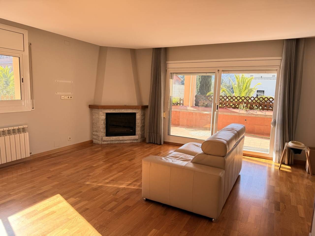 Living room of Flat for sale in Martorelles  with Air Conditioner, Heating and Parquet flooring