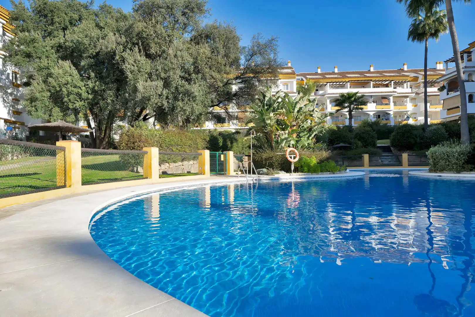 Piscina de Apartamento en venta en Marbella con Aire acondicionado, Calefacción y Jardín privado
