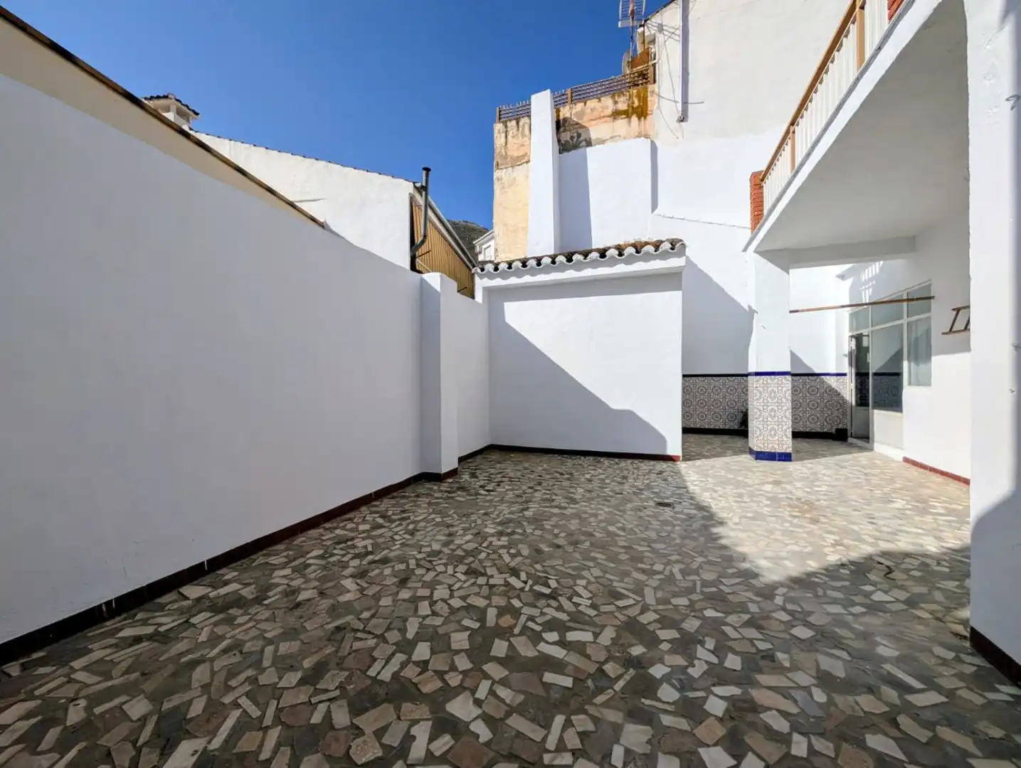 Vista exterior de Casa o xalet en venda en Loja amb Terrassa, Traster i Balcó