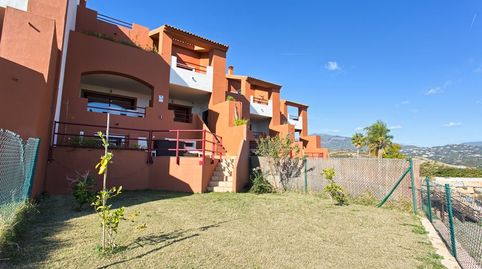 Casa Adosada con vistas al mar y montaña para venta en La Alqueria, Benahavis.