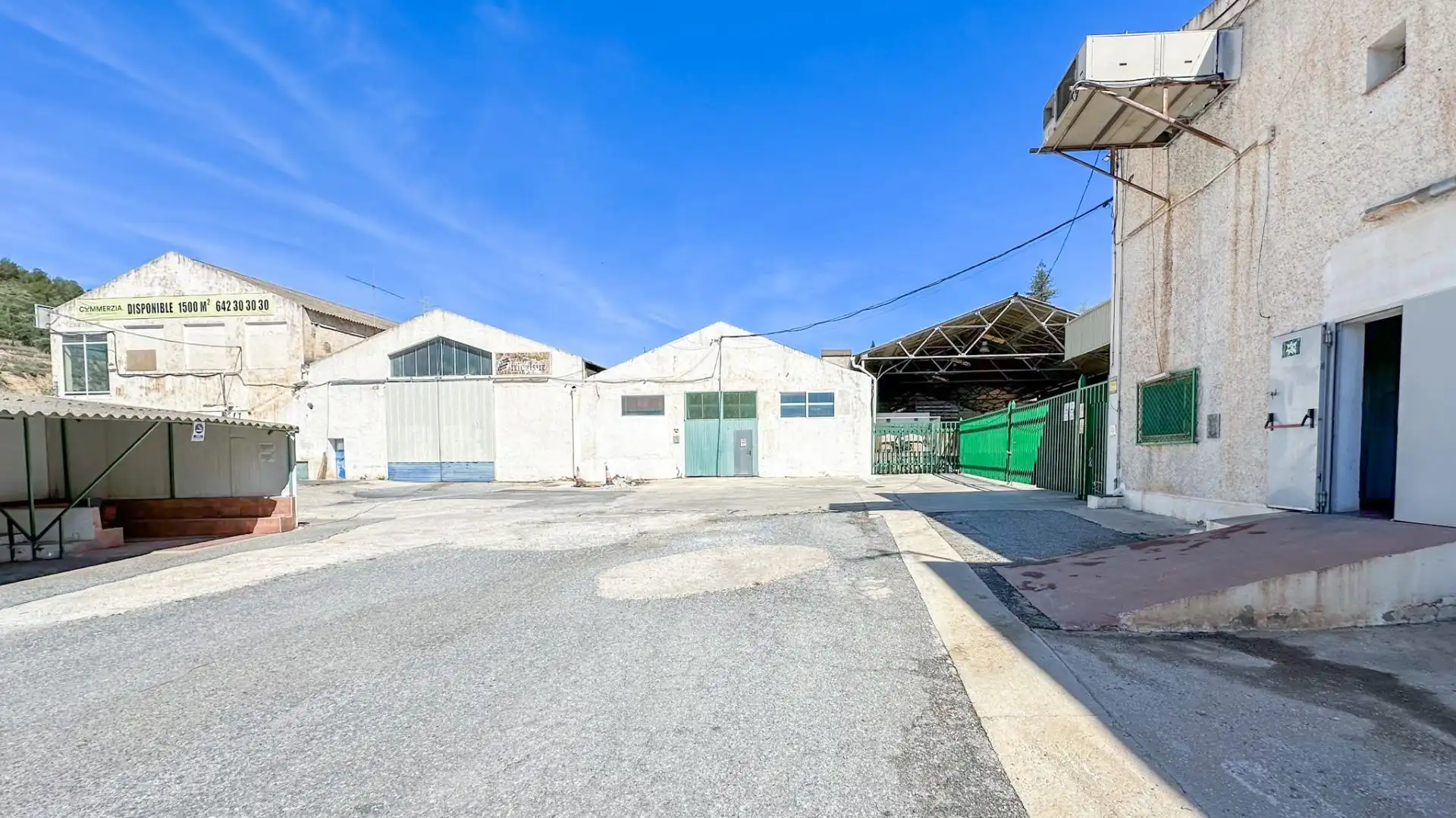 Vista exterior de Nave industrial en venta en Málaga