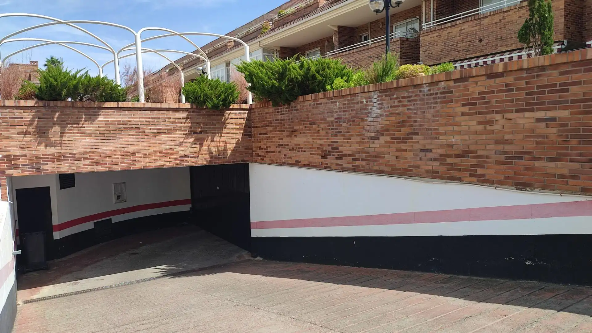 Parking de Casa adosada de alquiler en Zaragoza con Aire acondicionado, Calefacción y Jardín privado
