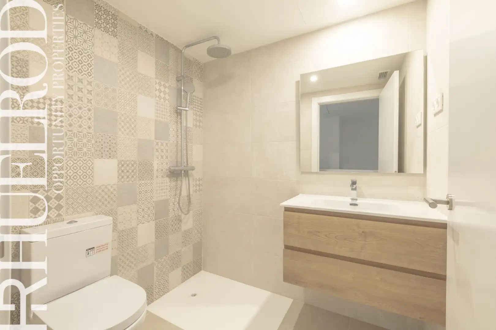 Badezimmer von Maisonette zum Verkauf in Badalona mit Klimaanlage, Heizung und Parkett