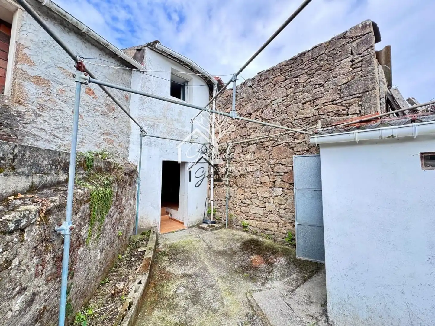 Außenansicht von Einfamilien-Reihenhaus zum Verkauf in Ferrol mit Terrasse und Abstellraum