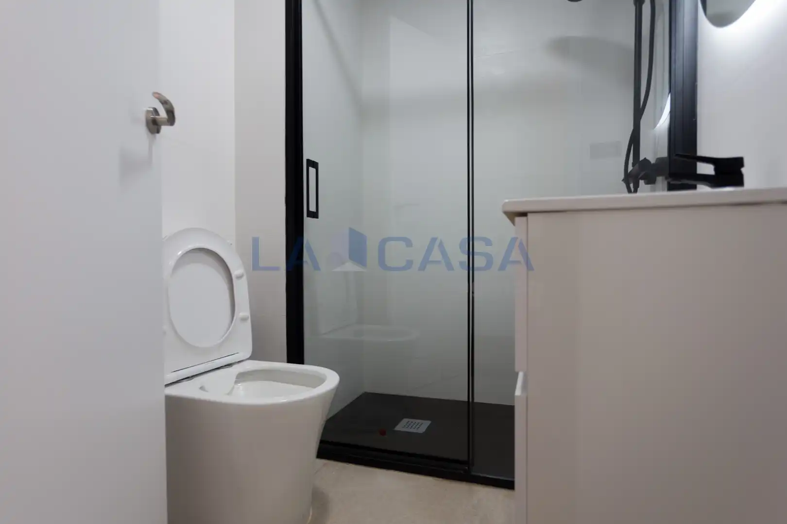 Bany de Àtic en venda en L'Hospitalet de Llobregat amb Balcó