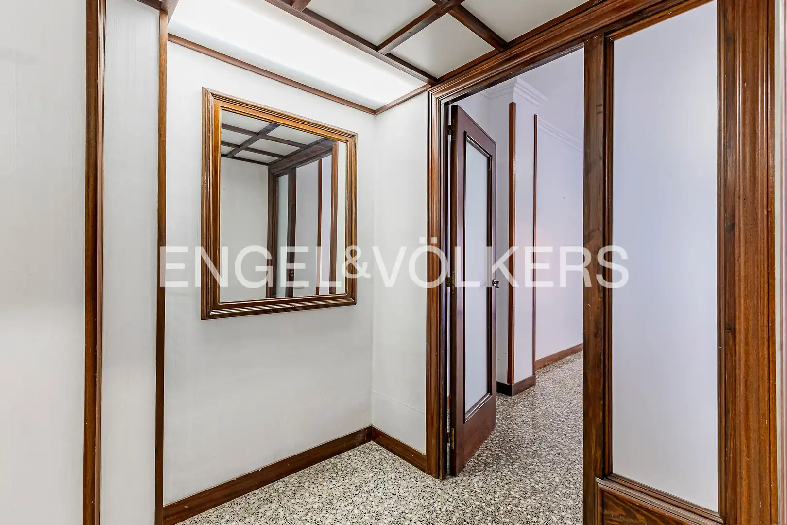 Wohnung zum Verkauf in Barcelona mit Klimaanlage, Heizung und Terrasse