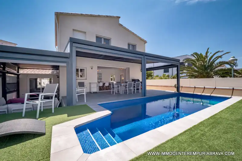 Chalet en venta en Cap Ras - Creus - Falconera