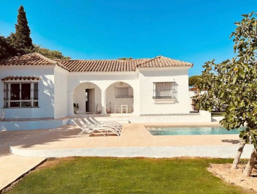 Vista exterior de Casa o xalet en venda en Estepona amb Aire condicionat, Calefacció i Jardí privat