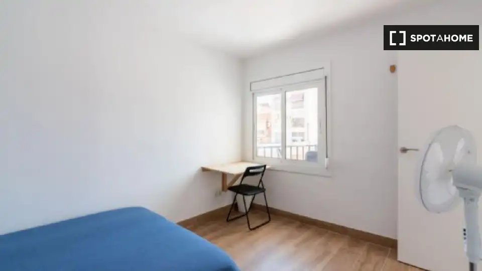 Dormitori de Pis per a compartir en L'Hospitalet de Llobregat amb Aire condicionat, Calefacció i Moblat