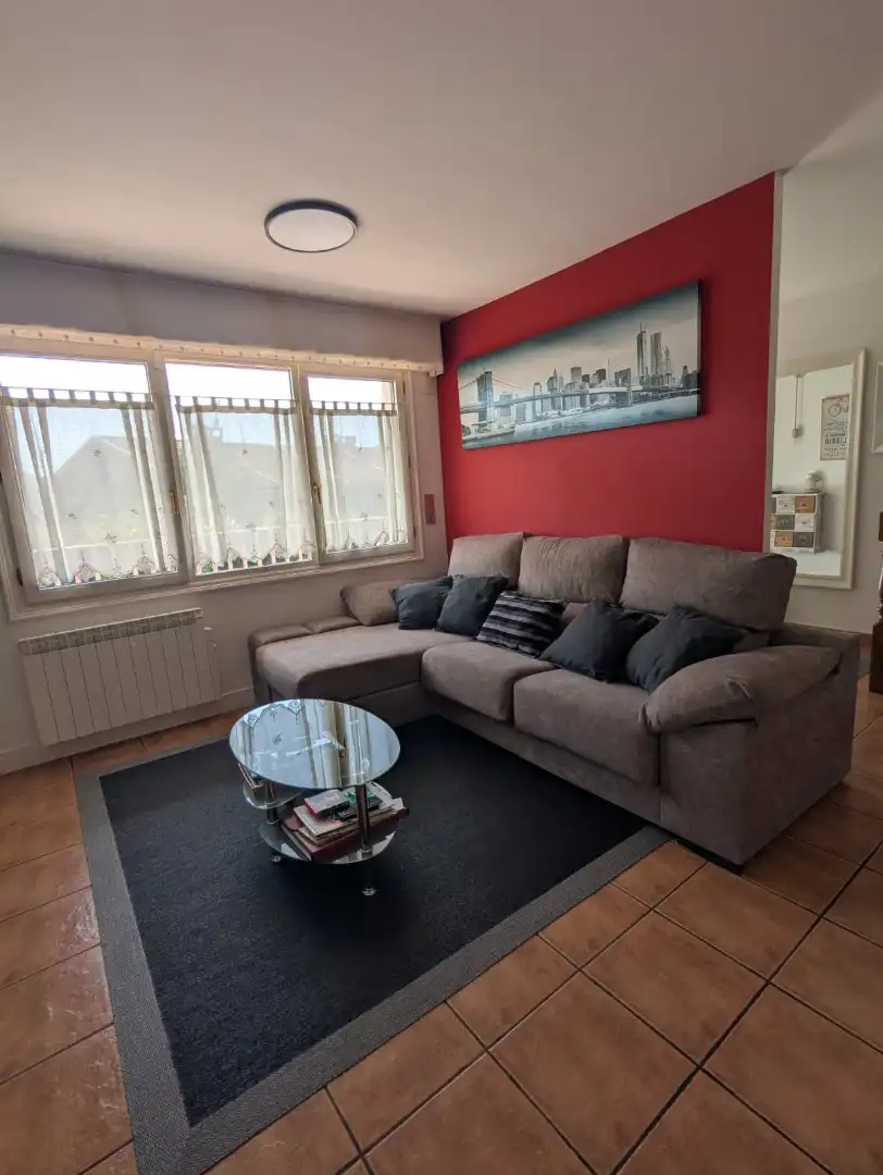 Wohnzimmer von Einfamilien-Reihenhaus zum Verkauf in Amorebieta-Etxano mit Privatgarten, Terrasse und Balkon
