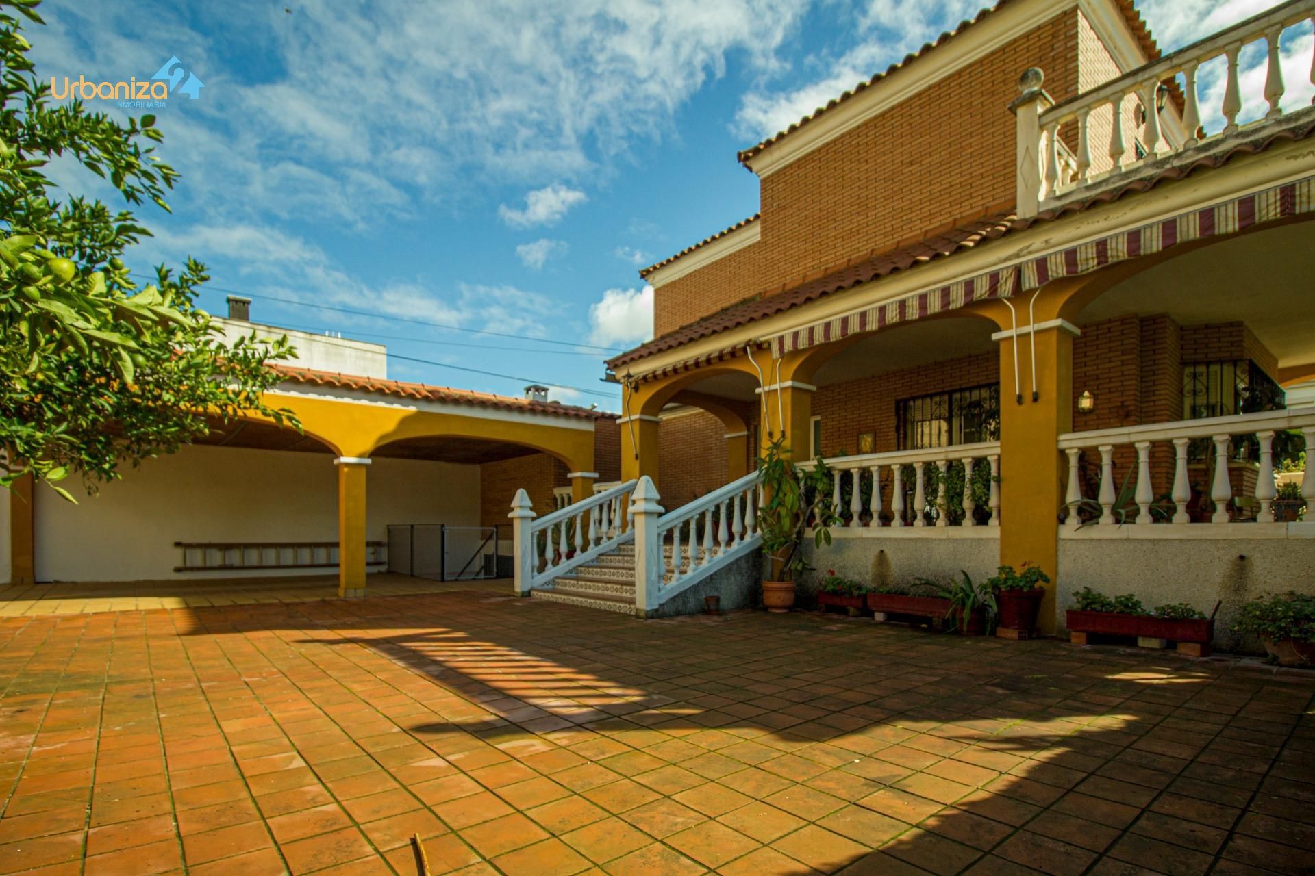 Exterior view of House or chalet for sale in Badajoz Capital  with Air Conditioner, Private garden and Terrace