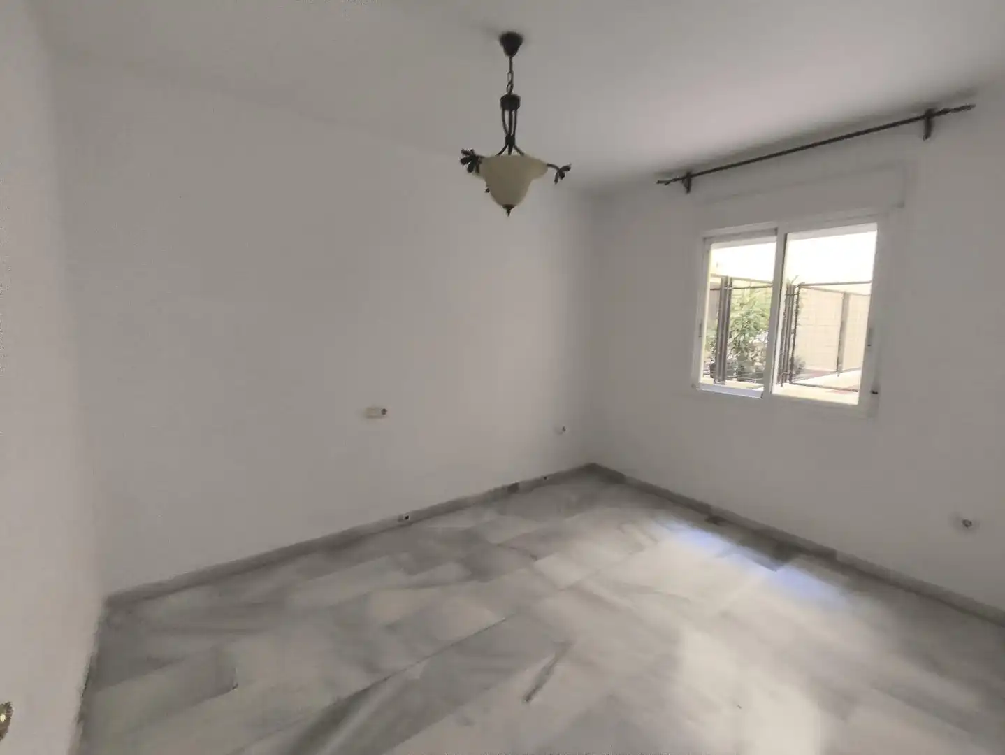 Schlafzimmer von Wohnungen zum Verkauf in Fuengirola mit Klimaanlage, Heizung und Privatgarten