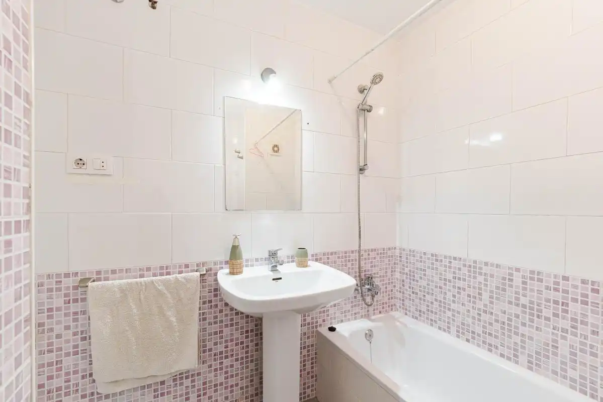 Bathroom of Flat for sale in Camas  with Air Conditioner, Heating and Storage room