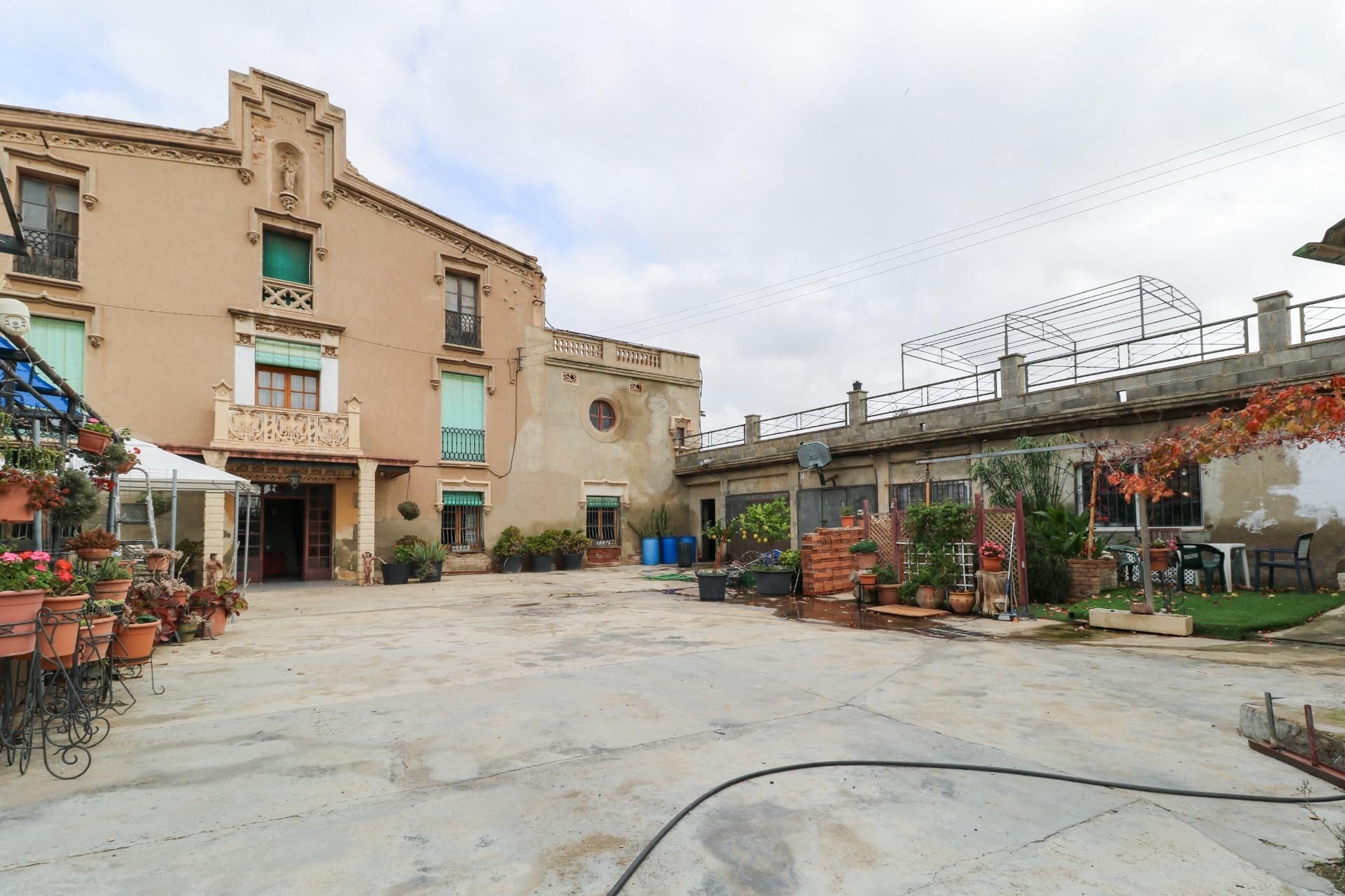 Vista exterior de Finca rústica en venda en Sant Boi de Llobregat amb Jardí privat, Terrassa i Traster