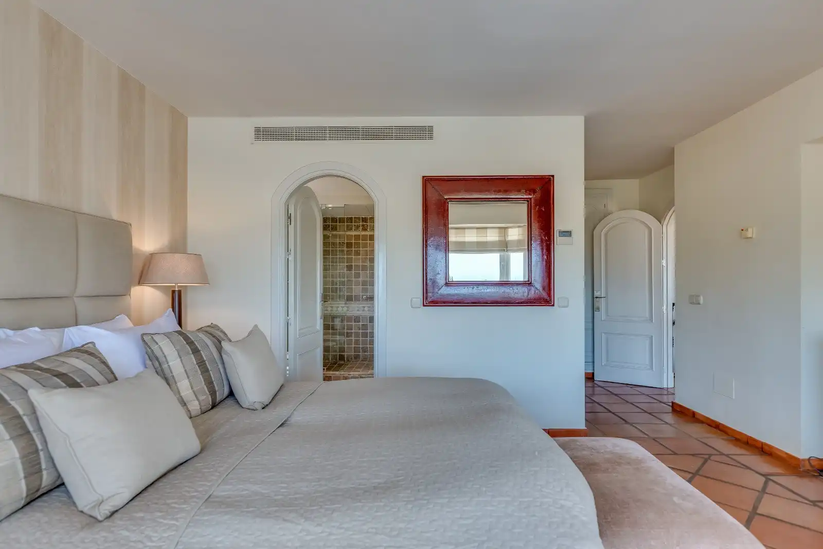Dormitori de Casa o xalet en venda en Marbella amb Aire condicionat, Jardí privat i Terrassa