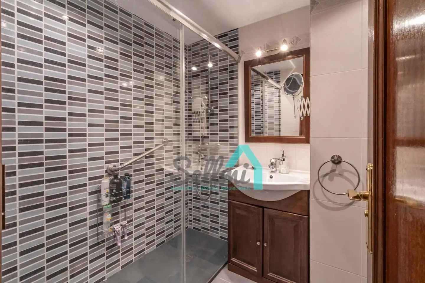Bathroom of Flat for share in Oviedo   with Heating, Parquet flooring and Furnished