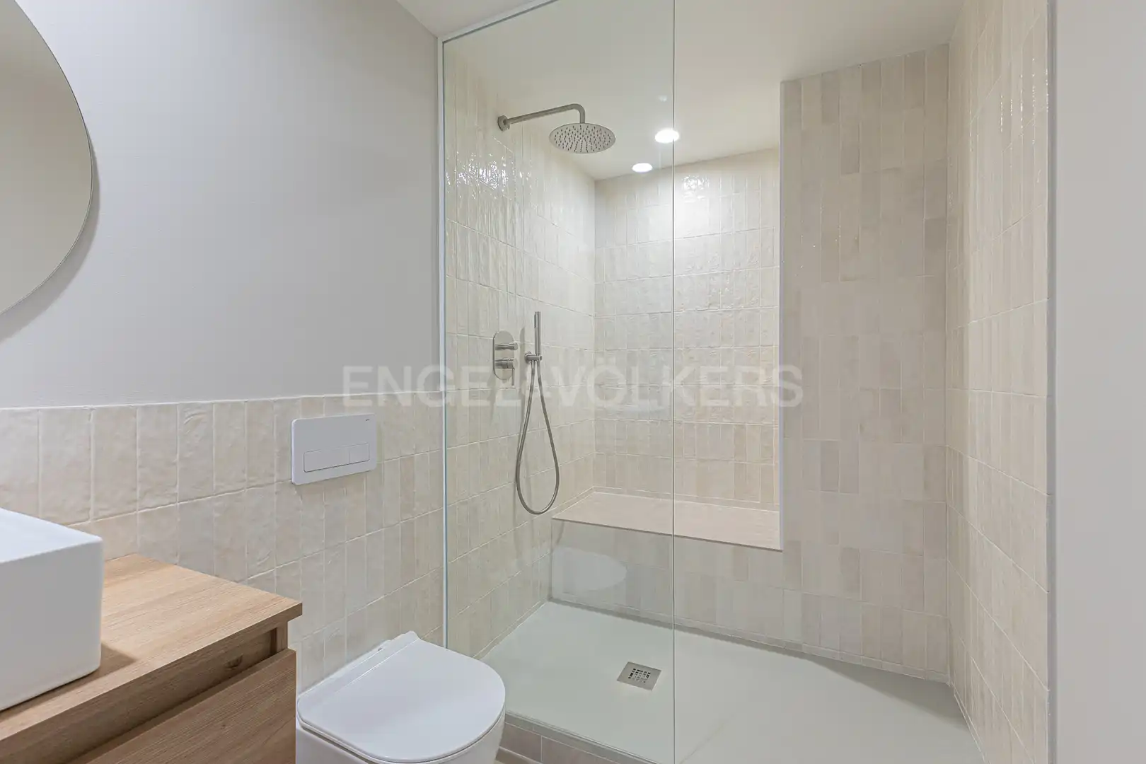 Badezimmer von Wohnung zum Verkauf in Barcelona mit Klimaanlage, Heizung und Parkett