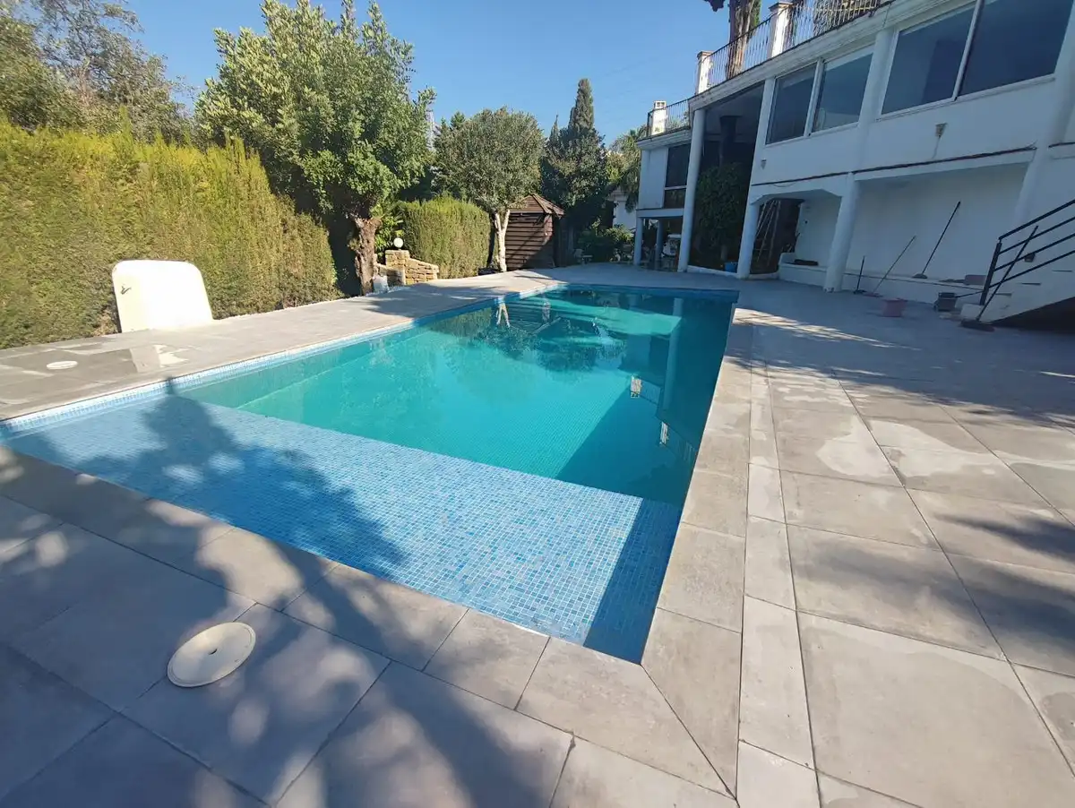 Piscina de Casa adosada en venda en Marbella amb Aire condicionat, Terrassa i Traster