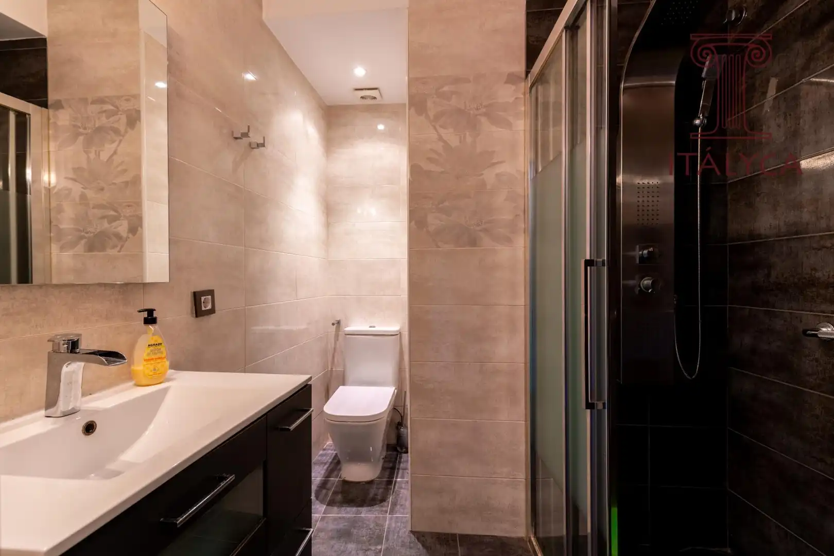 Bathroom of Flat for sale in Sevilla  with Air Conditioner, Heating and Terrace