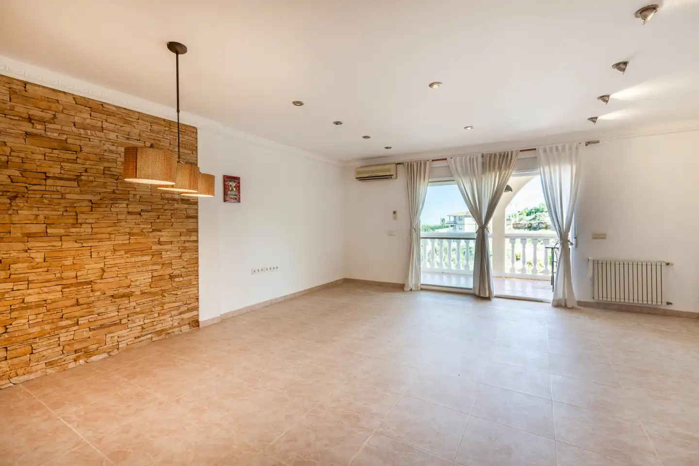 Sala d'estar de Casa adosada en venda en Chiva amb Aire condicionat, Calefacció i Jardí privat