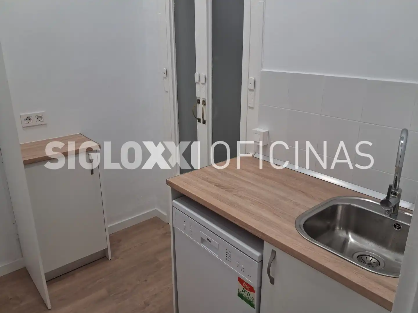 Cocina de Oficina de alquiler en Barcelona con Aire acondicionado y Calefacción