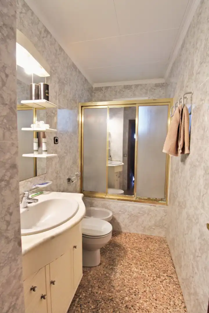 Badezimmer von Dachboden zum Verkauf in L'Hospitalet de Llobregat mit Klimaanlage, Heizung und Terrasse
