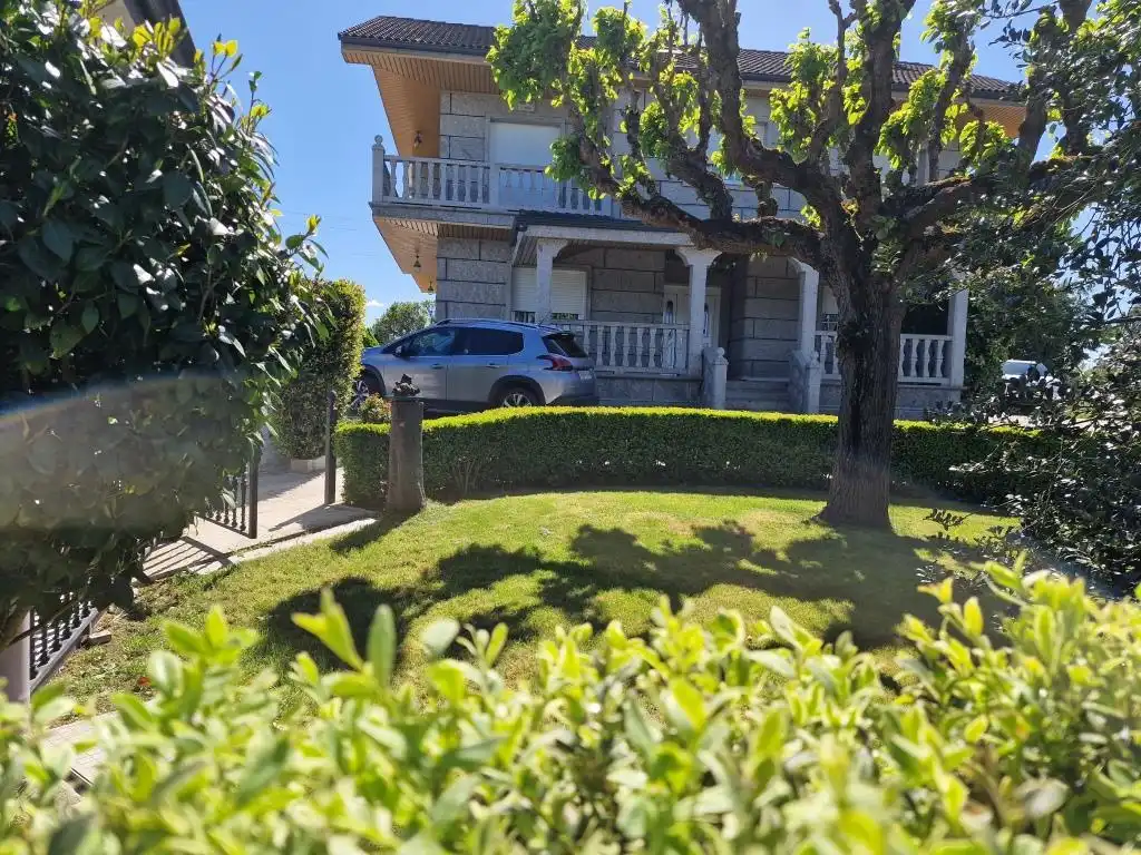 Vista exterior de Casa o chalet en venta en Ourense Capital  con Calefacción, Jardín privado y Parquet