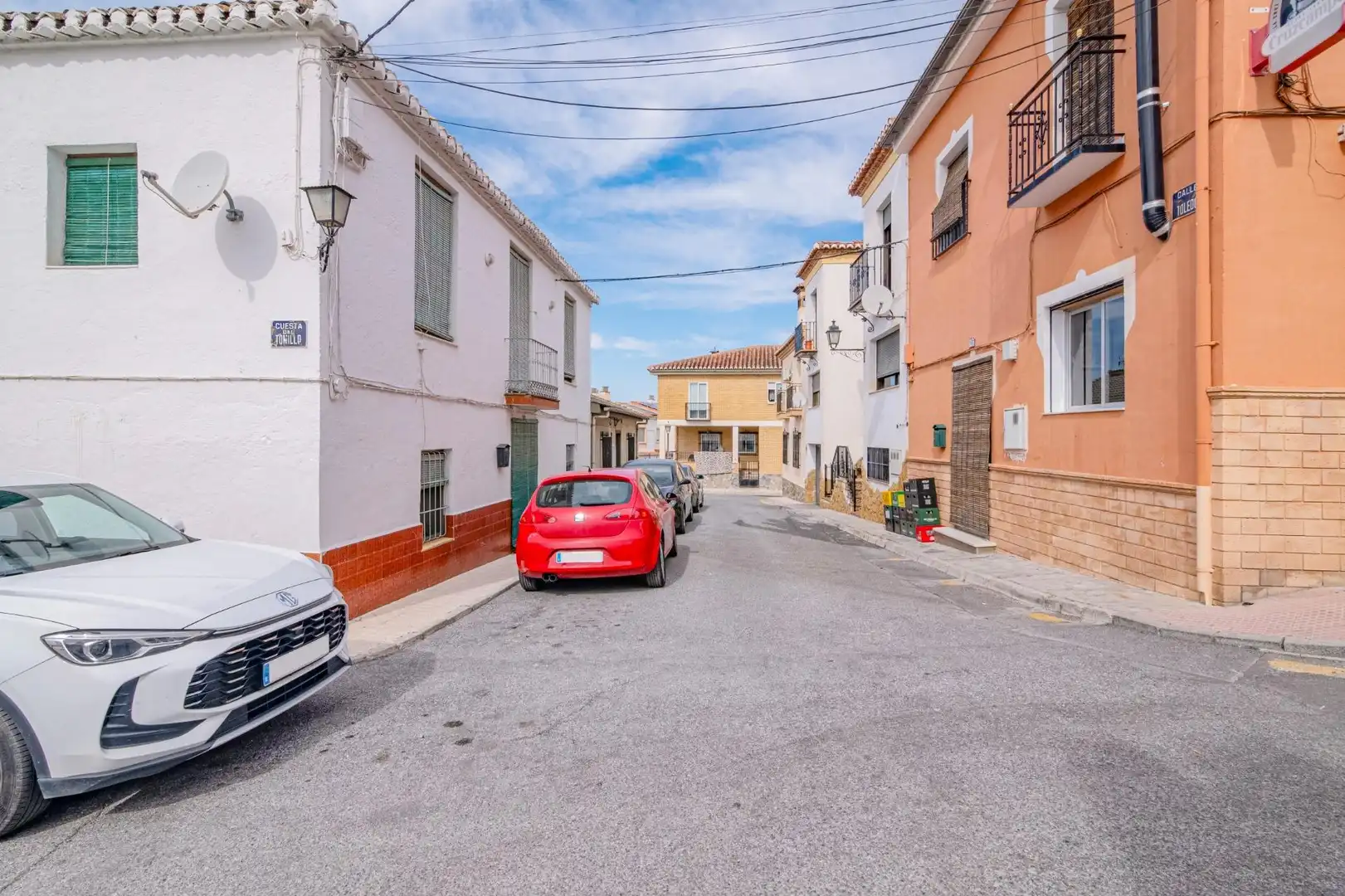 Vista exterior de Casa adosada en venda en La Zubia amb Terrassa