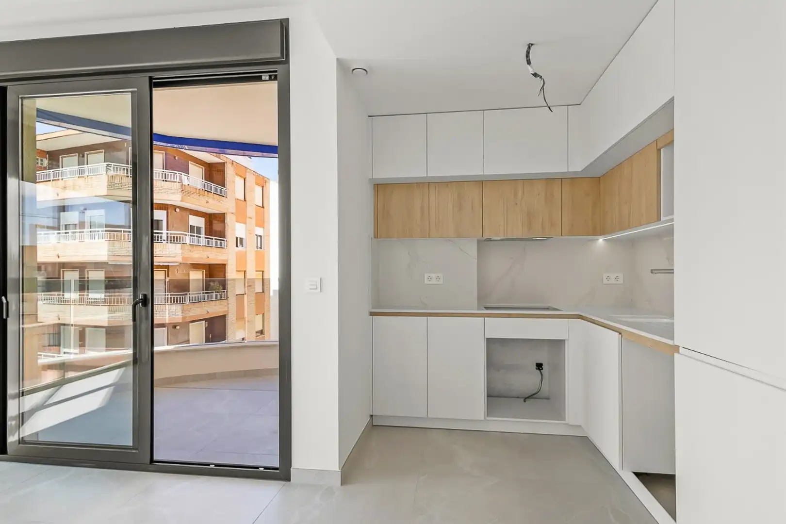 Küche von Wohnung zum Verkauf in Torrevieja mit Klimaanlage, Heizung und Terrasse