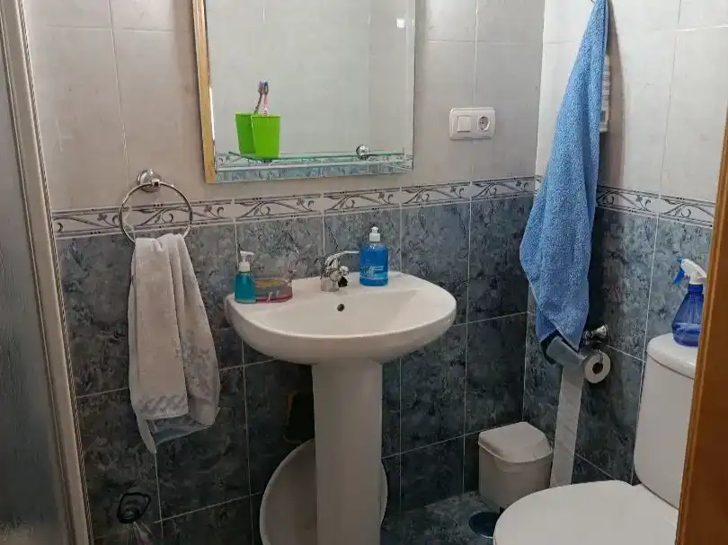 Bany de Casa adosada en venda en Alcuéscar amb Balcó