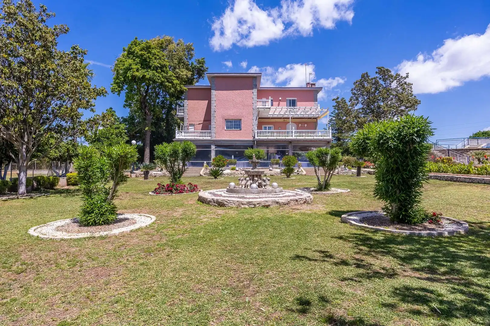 Vista exterior de Finca rústica en venda en Sanlúcar la Mayor amb Calefacció, Jardí privat i Terrassa