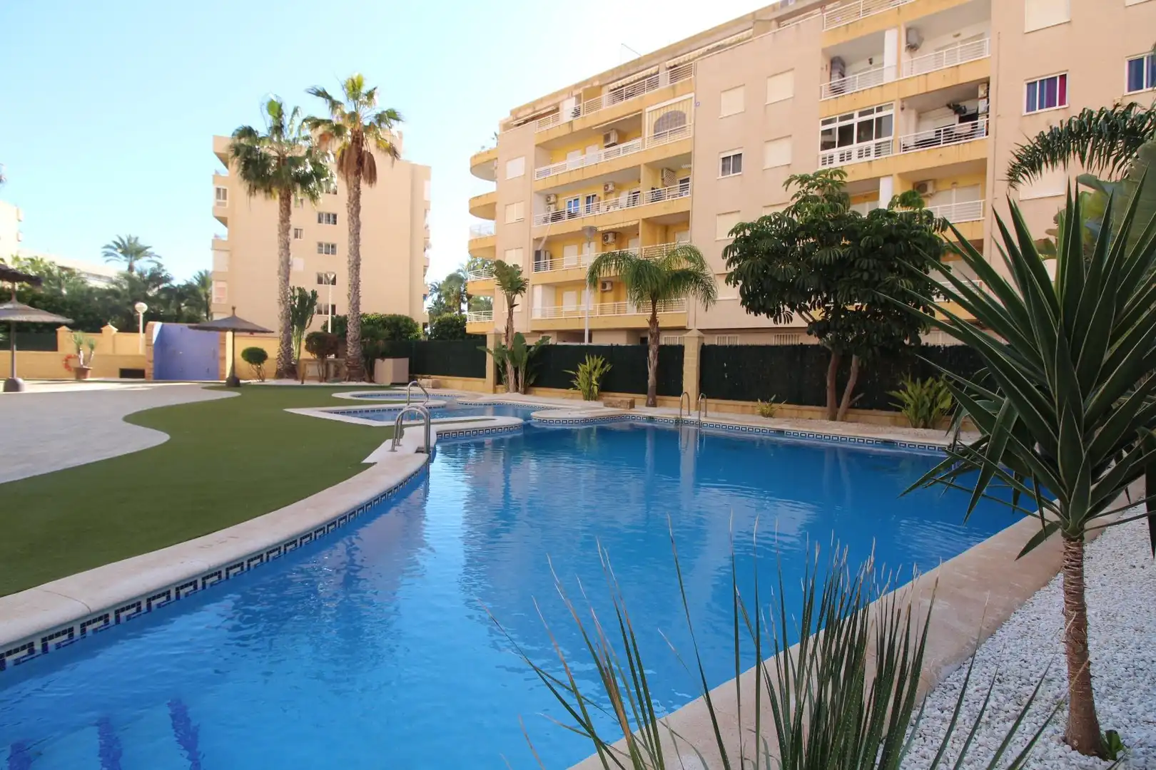 Piscina de Apartamento en venta en Torrevieja con Aire acondicionado, Terraza y Amueblado