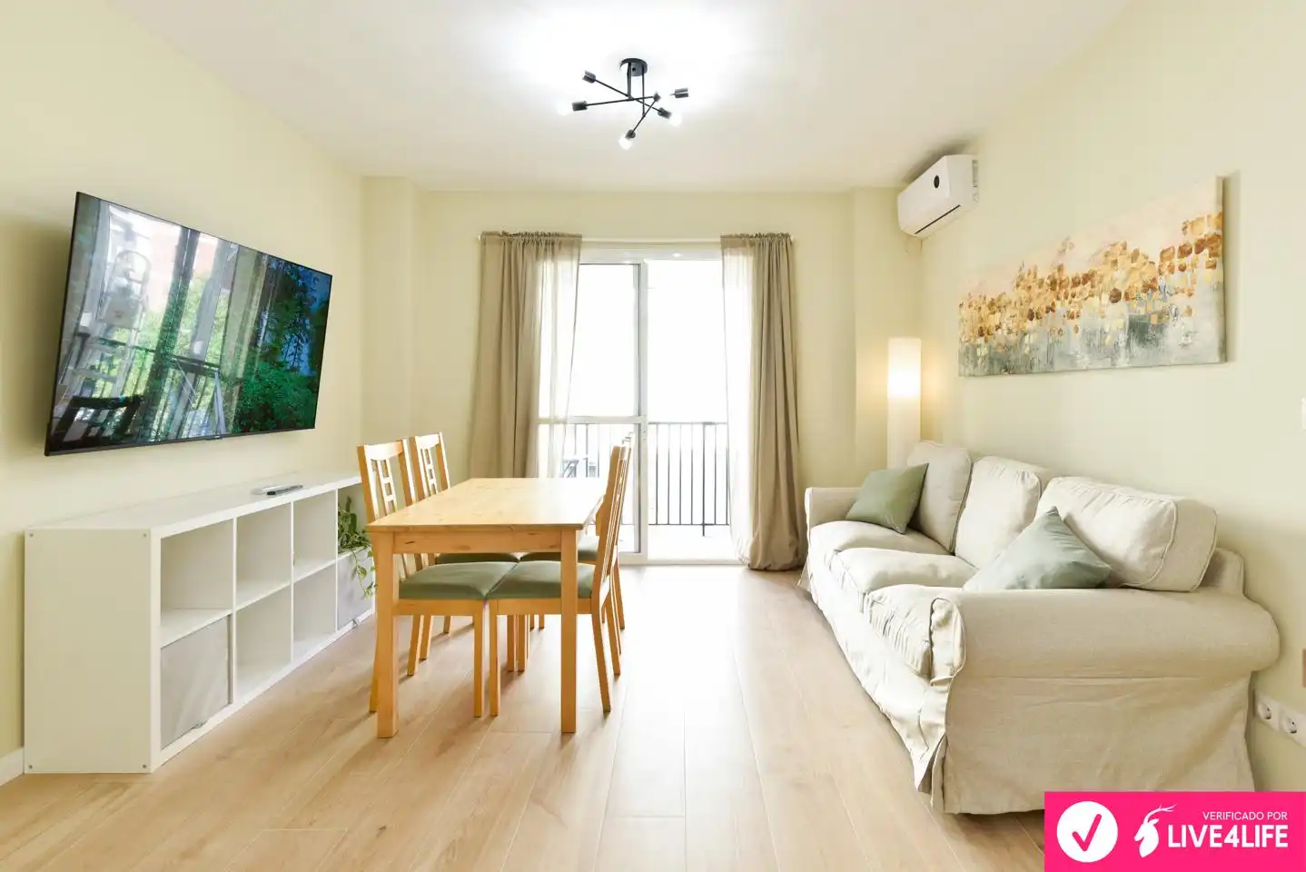 Living room of Flat for rent in Sevilla  with Air Conditioner, Furnished and Balcony
