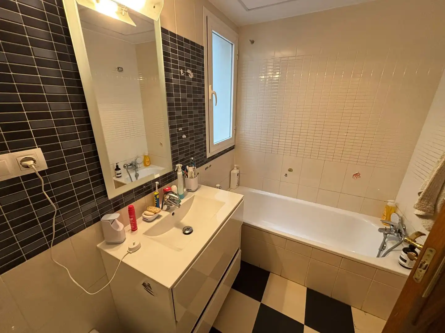 Badezimmer von Wohnung zum Verkauf in Bormujos mit Klimaanlage, Terrasse und Abstellraum