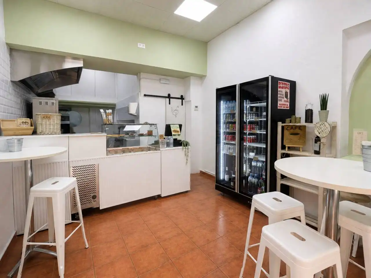 Cuina de Local de lloguer en Girona amb Aire condicionat