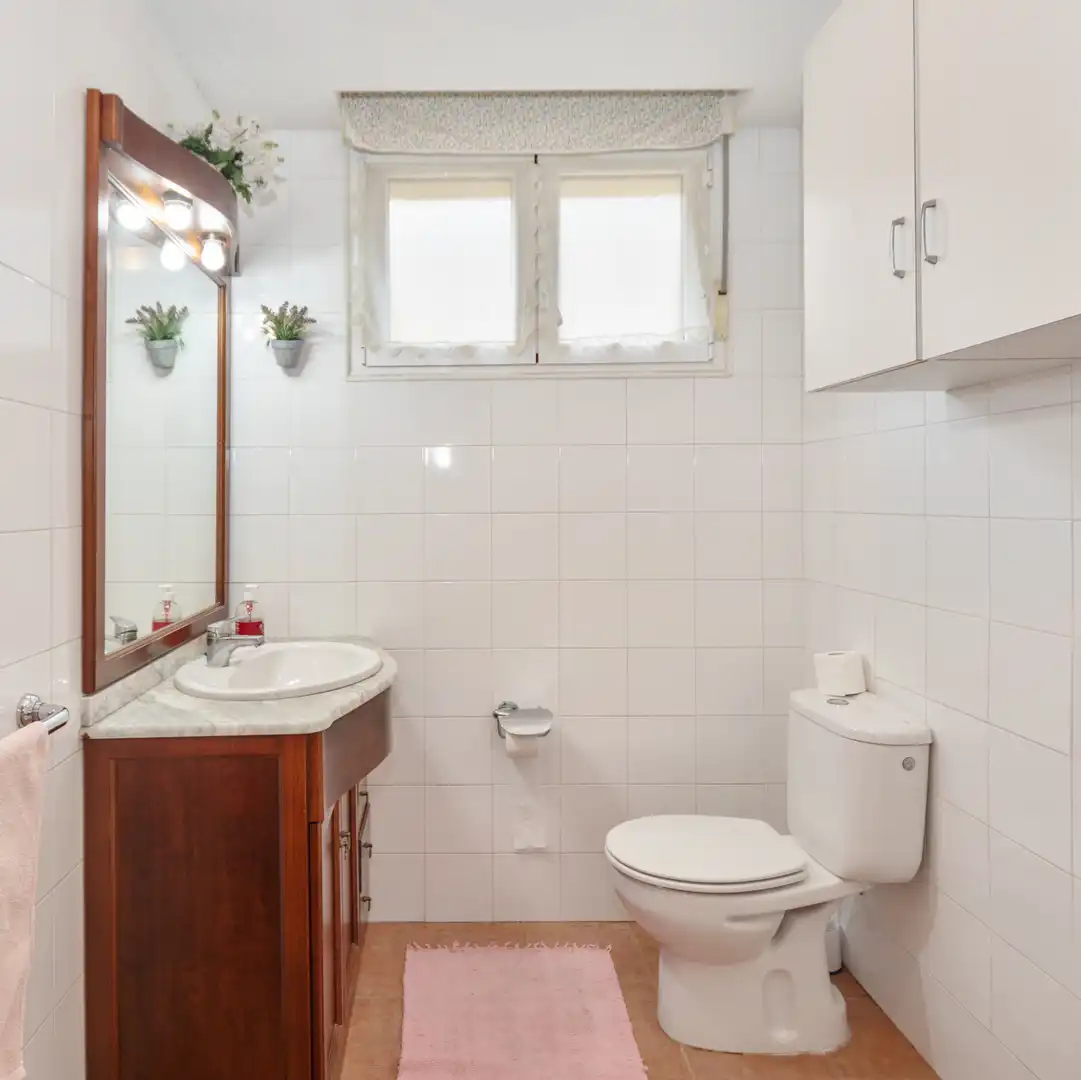 Bathroom of Houses for sale in Oviedo   with Heating, Private garden and Parquet flooring