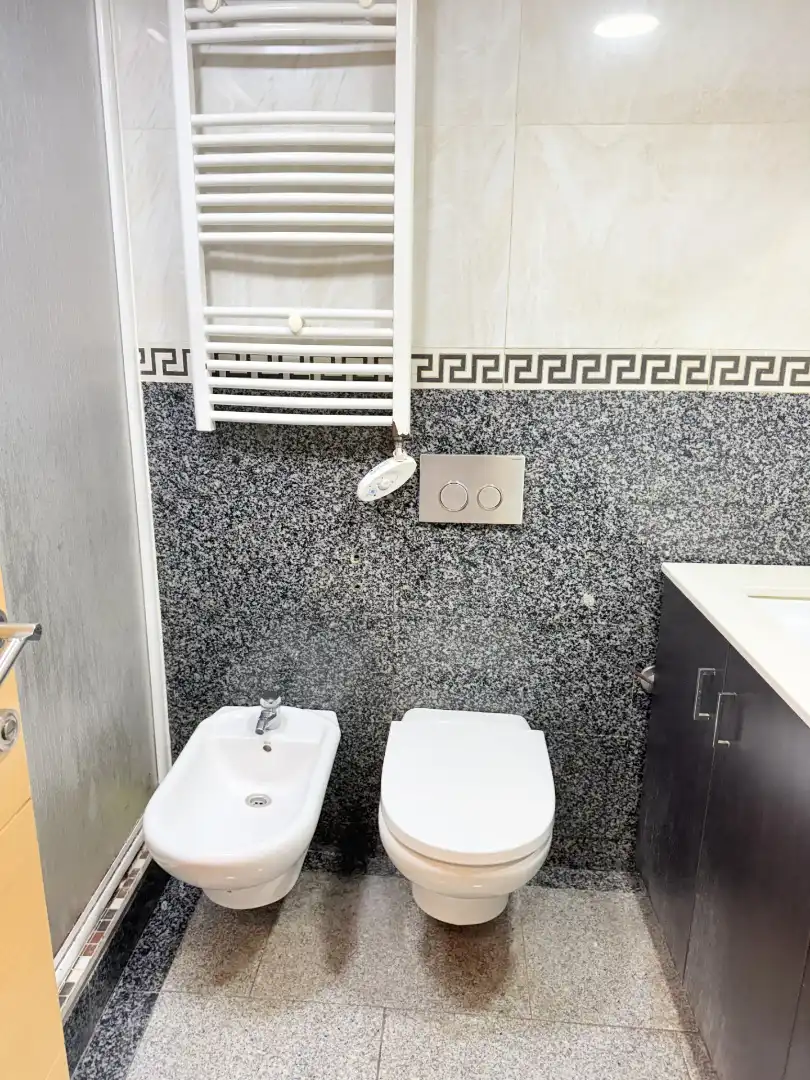Badezimmer von Erdgeschoss zur Miete in Sant Adrià de Besòs mit Klimaanlage, Heizung und Privatgarten