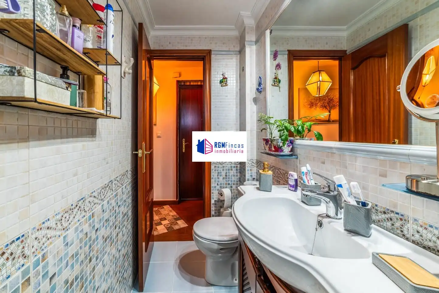 Bathroom of Flat for sale in Sevilla  with Air Conditioner, Heating and Terrace