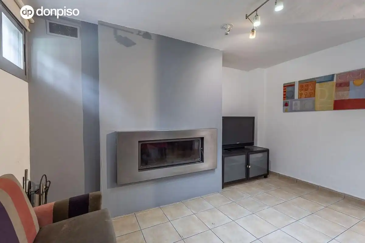 Casa adosada en venta en Jun con Calefacción, Terraza y Trastero