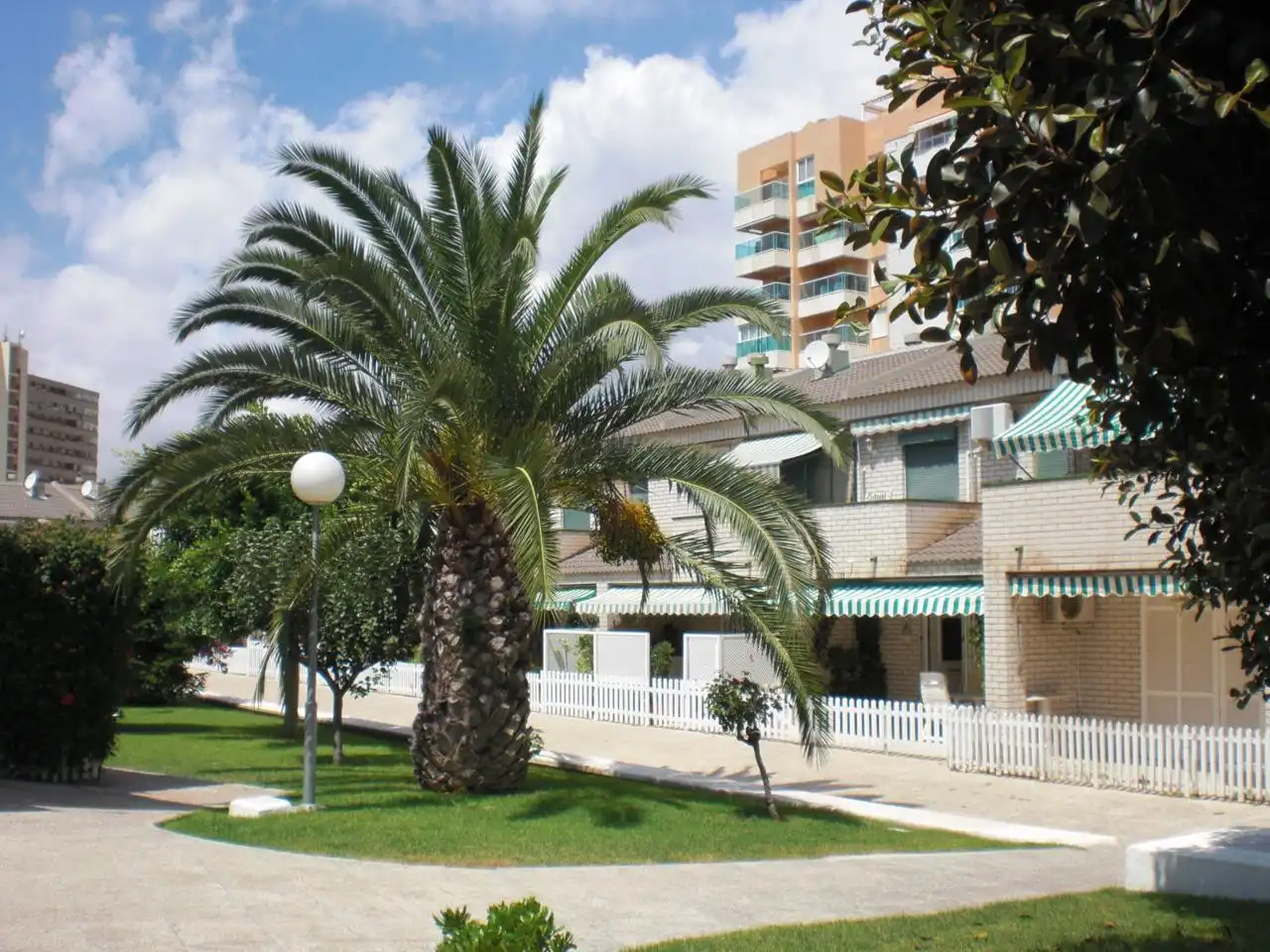 Vista exterior de Casa o xalet de lloguer en Alicante / Alacant amb Aire condicionat, Terrassa i Piscina