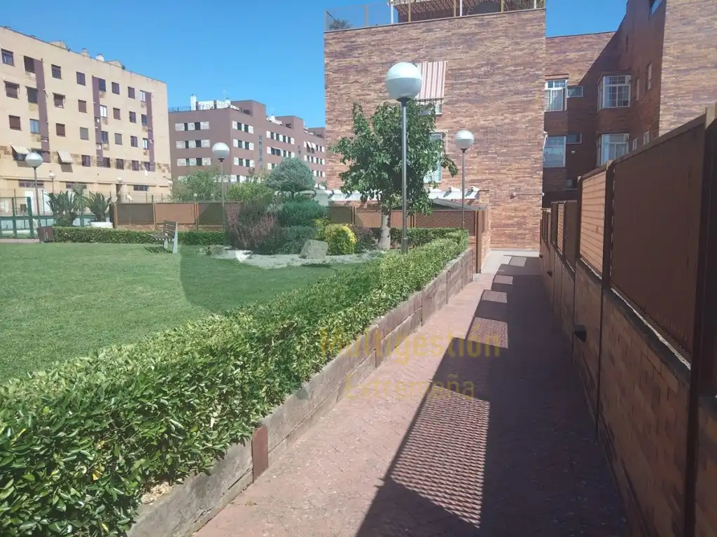 Jardín de Piso en venta en Cáceres con Aire acondicionado, Jardín privado y Piscina comunitaria